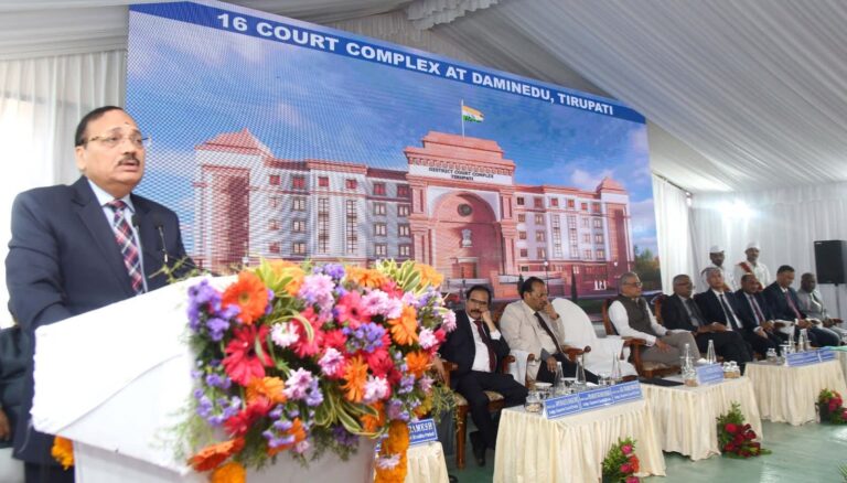 కోర్టు తలుపులు తట్టే ప్రతి వ్యక్తికి న్యాయం లభిస్తుందన్న విశ్వాసం కల్పించాలలి.