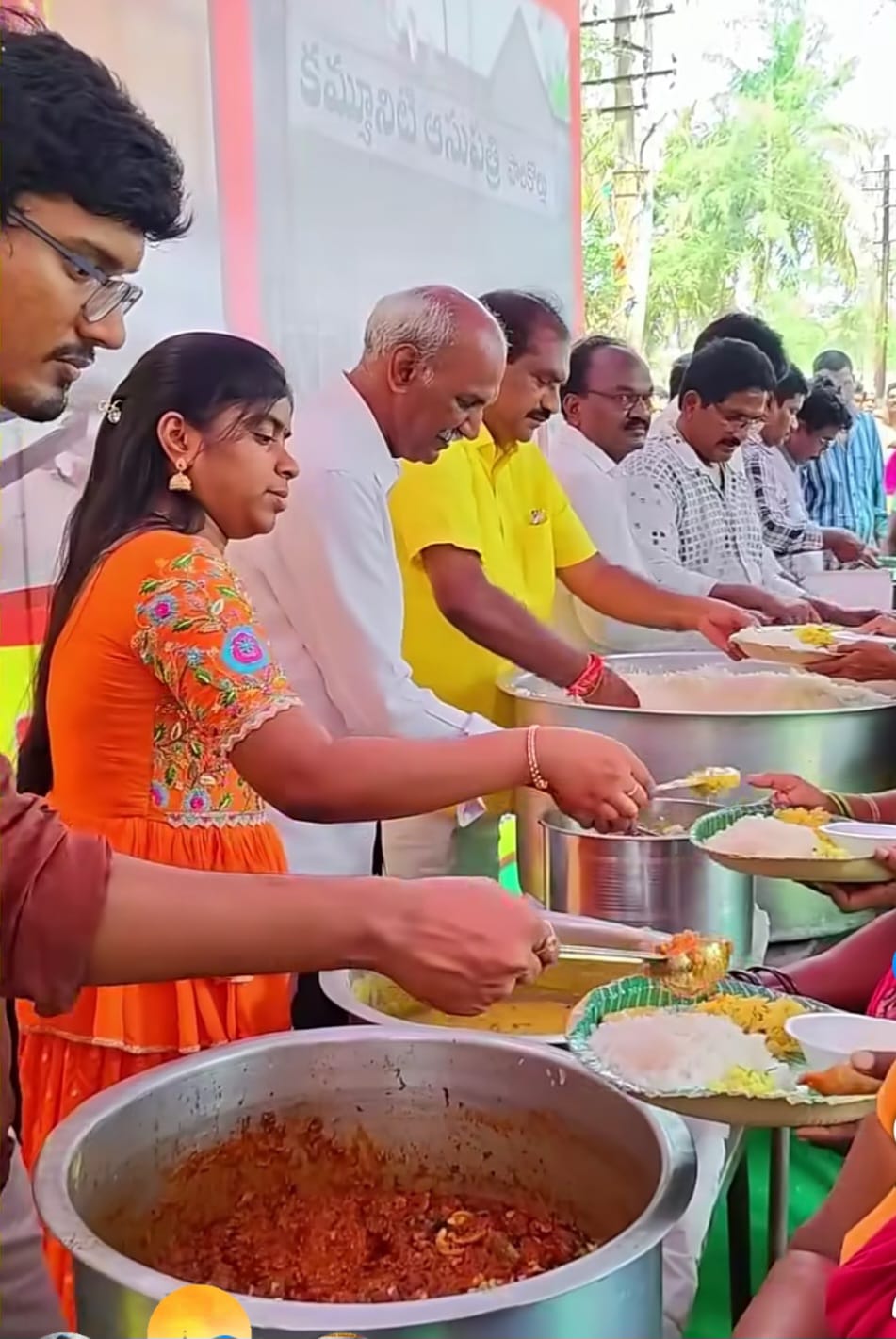 అన్నదాన కార్యక్రమం లో పాల్గొన్న శ్రీజ పవన్ దంపతులు