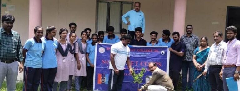 శ్రీ అదేపల్లి కళాశాలలో మొక్కలు నాటిన విద్యార్థులు.
