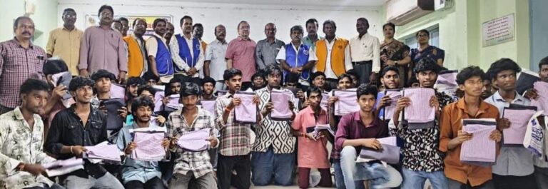 విద్యార్థులకు ఉచిత ఏకరూప దుస్తుల పంపిణీ.