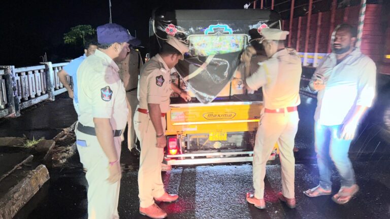 చించినాడ బ్రిడ్జి పై వాహన తనిఖీలు.