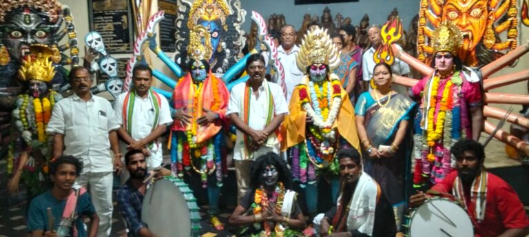 శ్రీ క్షీరా రామలింగేశ్వర స్వామి ఆలయంలో సువాసిని పూజ.  శక్తి వేషాల ప్రదర్శన.